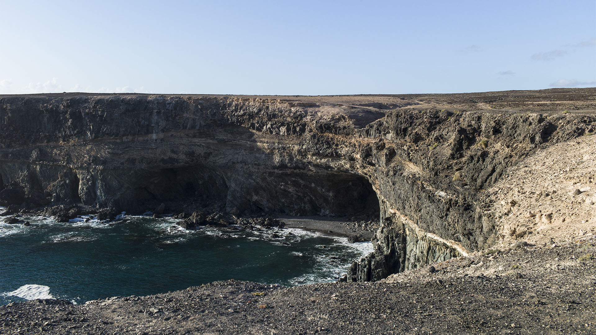 Wandern + Trekking auf Fuerteventura: Durchs Palmental von Vega Río Palmas nach Ajuy.