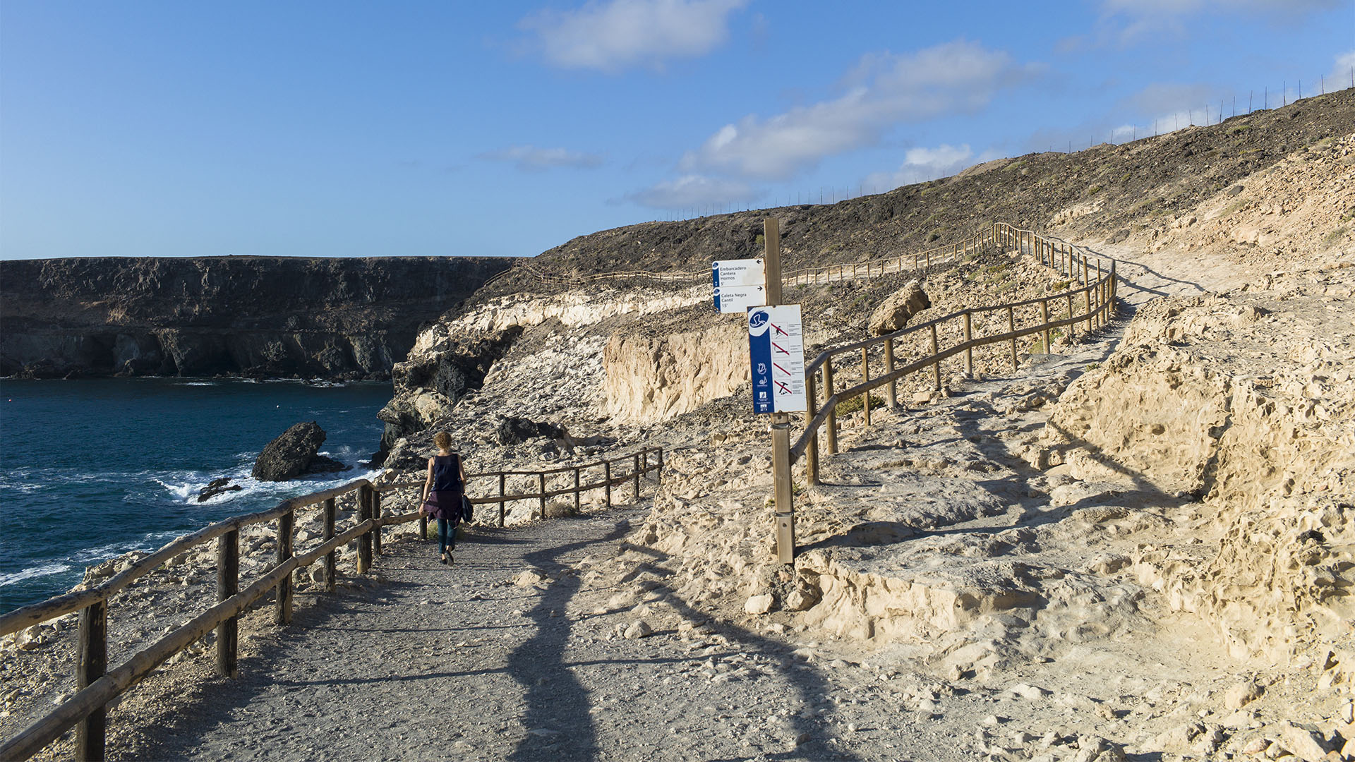 Wandern + Trekking auf Fuerteventura: Durchs Palmental von Vega Río Palmas nach Ajuy.