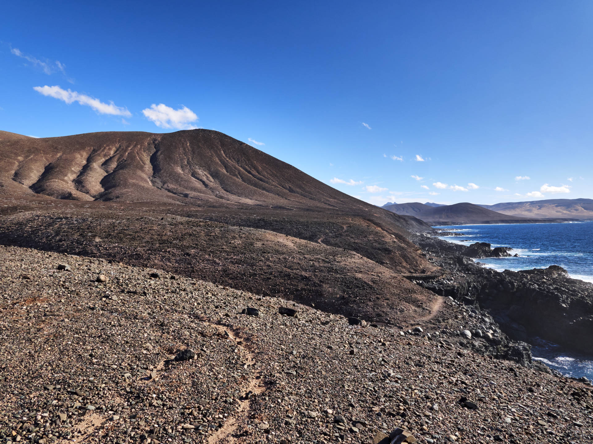 Blick Richtung Morettes de Tierra Mala (207 m), dahinter Puerto da la Palmita und Playa de la Solapa.