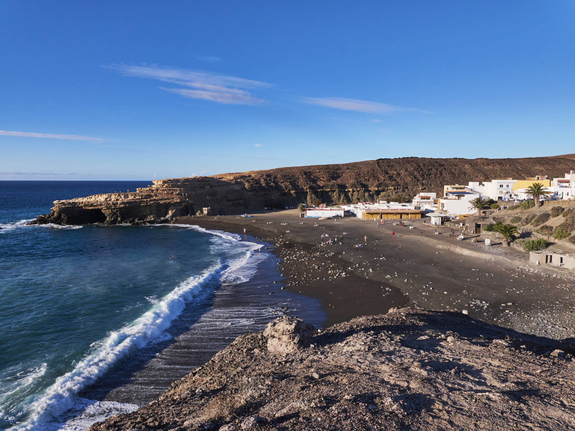 Blick vom Punta del Batidero auf den Playa de Ajuy und den Ort Ajuy.