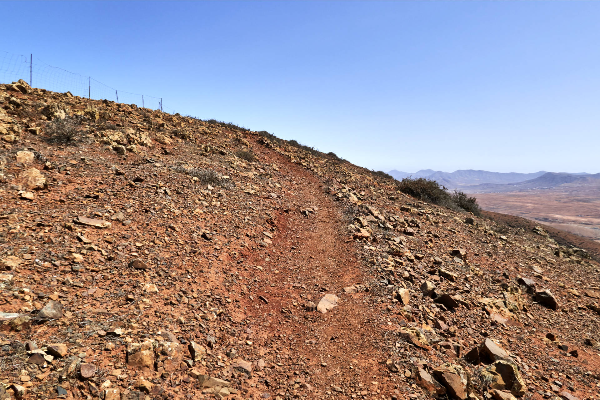 Die Piste hinüber zum Morro de Veloso (676 m) geht in einen Trail über.