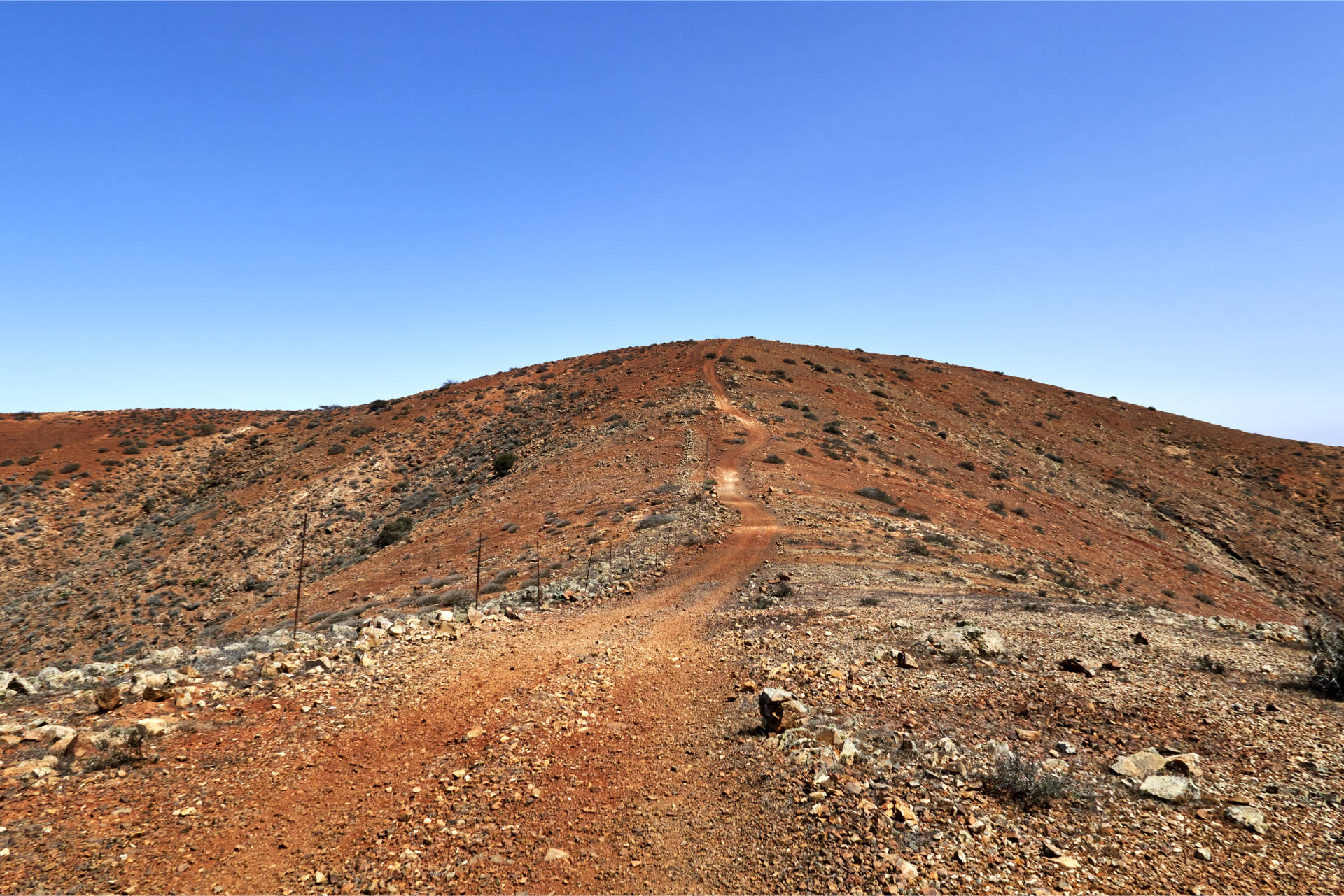 Die Piste hinüber zum Morro de Veloso (676 m).