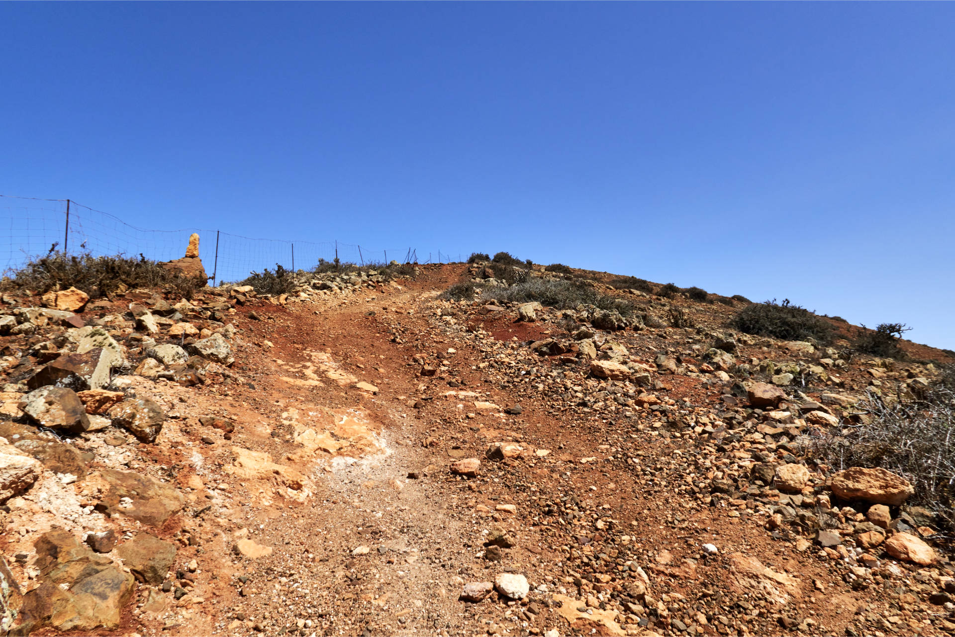 Die Piste hinüber zum Morro de Veloso (676 m).