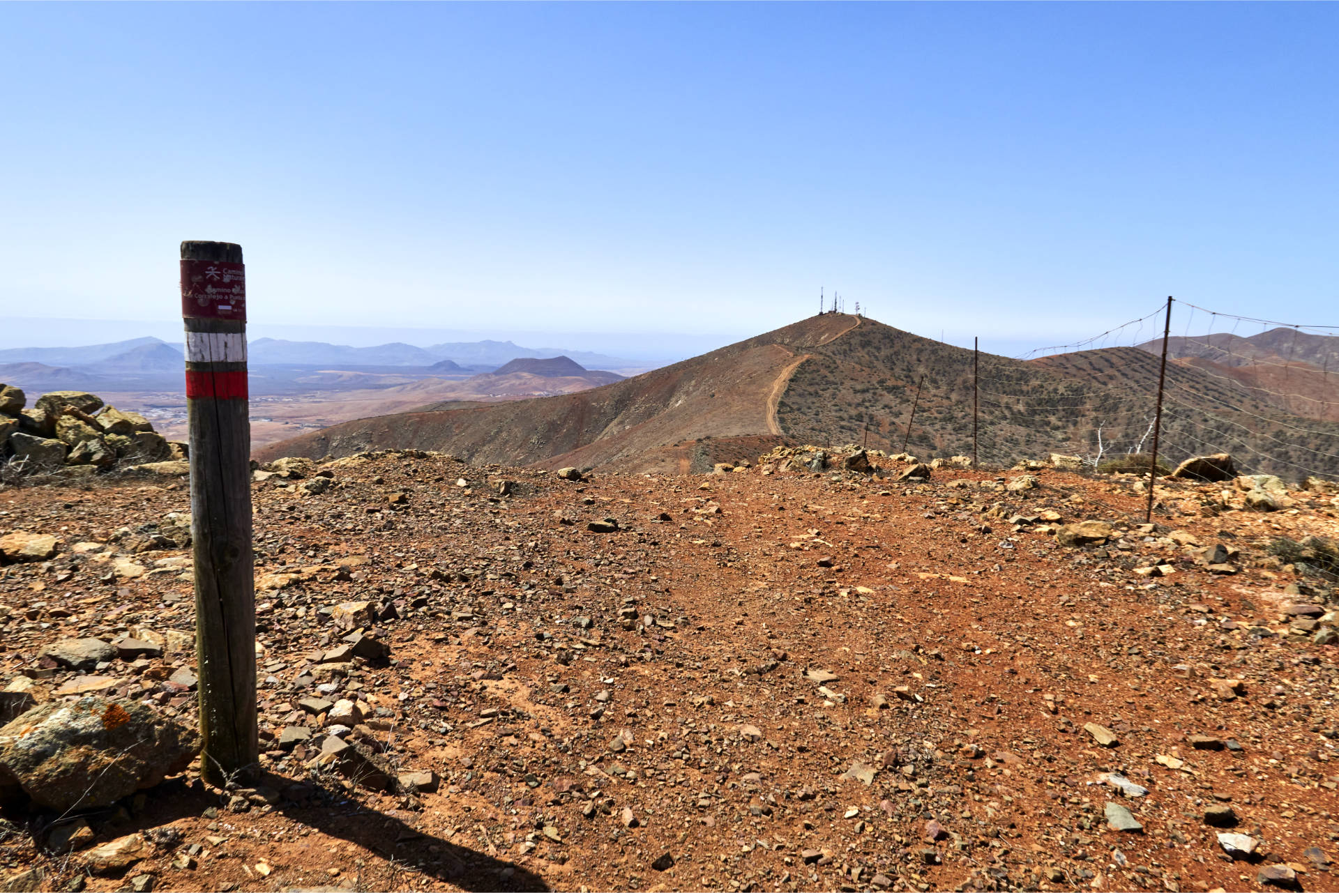 Blick auf den Morro Janana – zwischen Morro Janana (672 m) und dem Morro de Veloso (676 m).