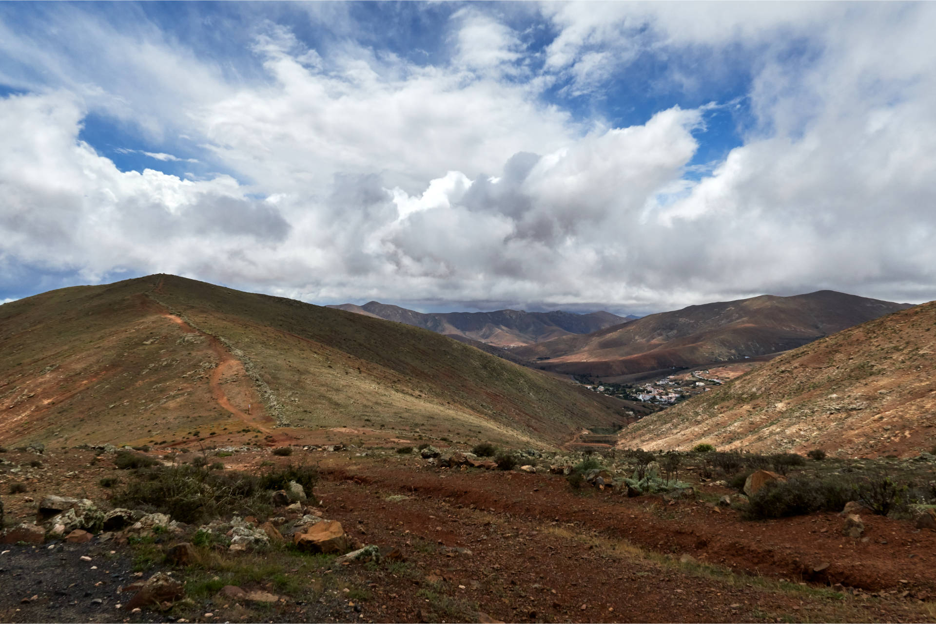 Blick zurück auf den Degollada de la Villa (584) und Betancuria.