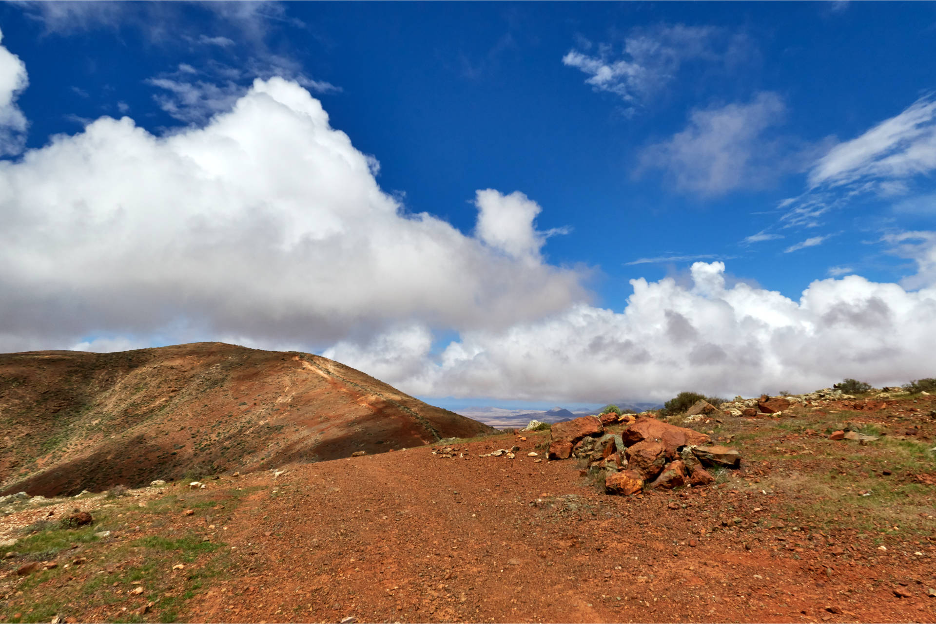 Am Trail Richtung  Morro de Veloso o del Convento (676 m).