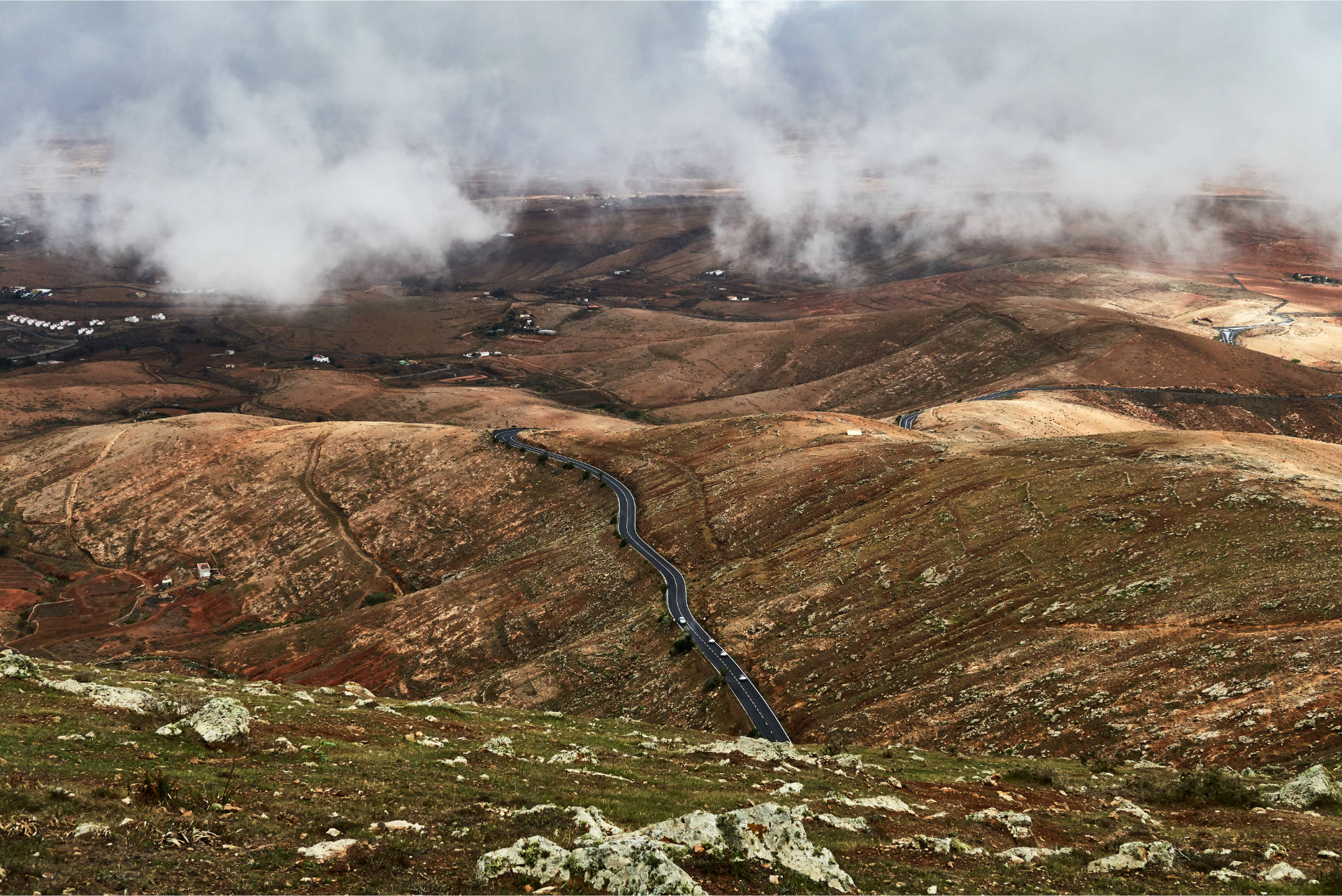 Blick vom Morro de Veloso o del Convento (676 m) hinunter auf die FV-30 Richtung Nordosten.