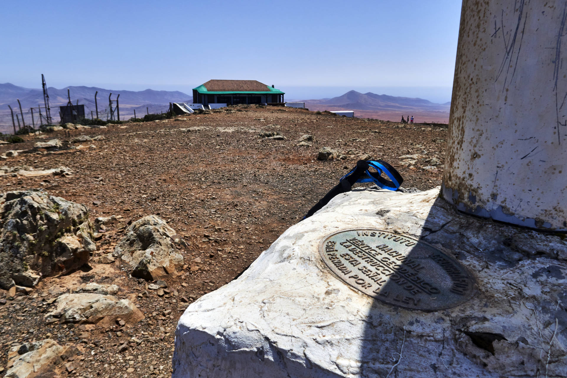 Der Messpunkt des Instituto Geográfico Nacional de España am Morro de Veloso o del Convento (676 m).