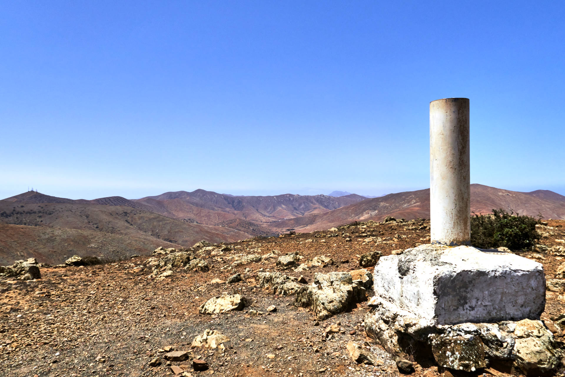 Der Messpunkt des Instituto Geográfico Nacional de España am Morro de Veloso o del Convento (676 m).
