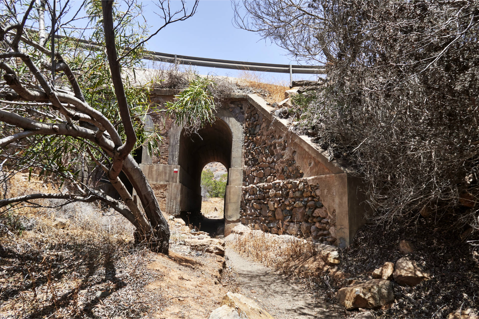 Unter der FV-30 durch zum Start im Barranco de Acebuche.