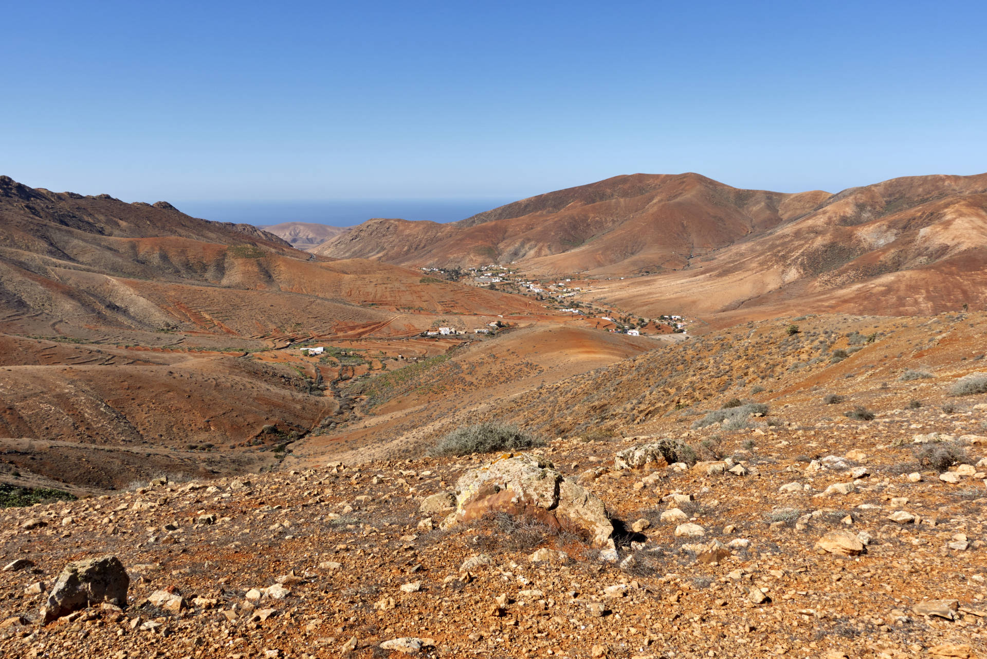 Links der markante Höhenzug mit dem Risco Blanco (618 m) und Pico de la Muda (535 m), rechts Vega de Río Palmas.