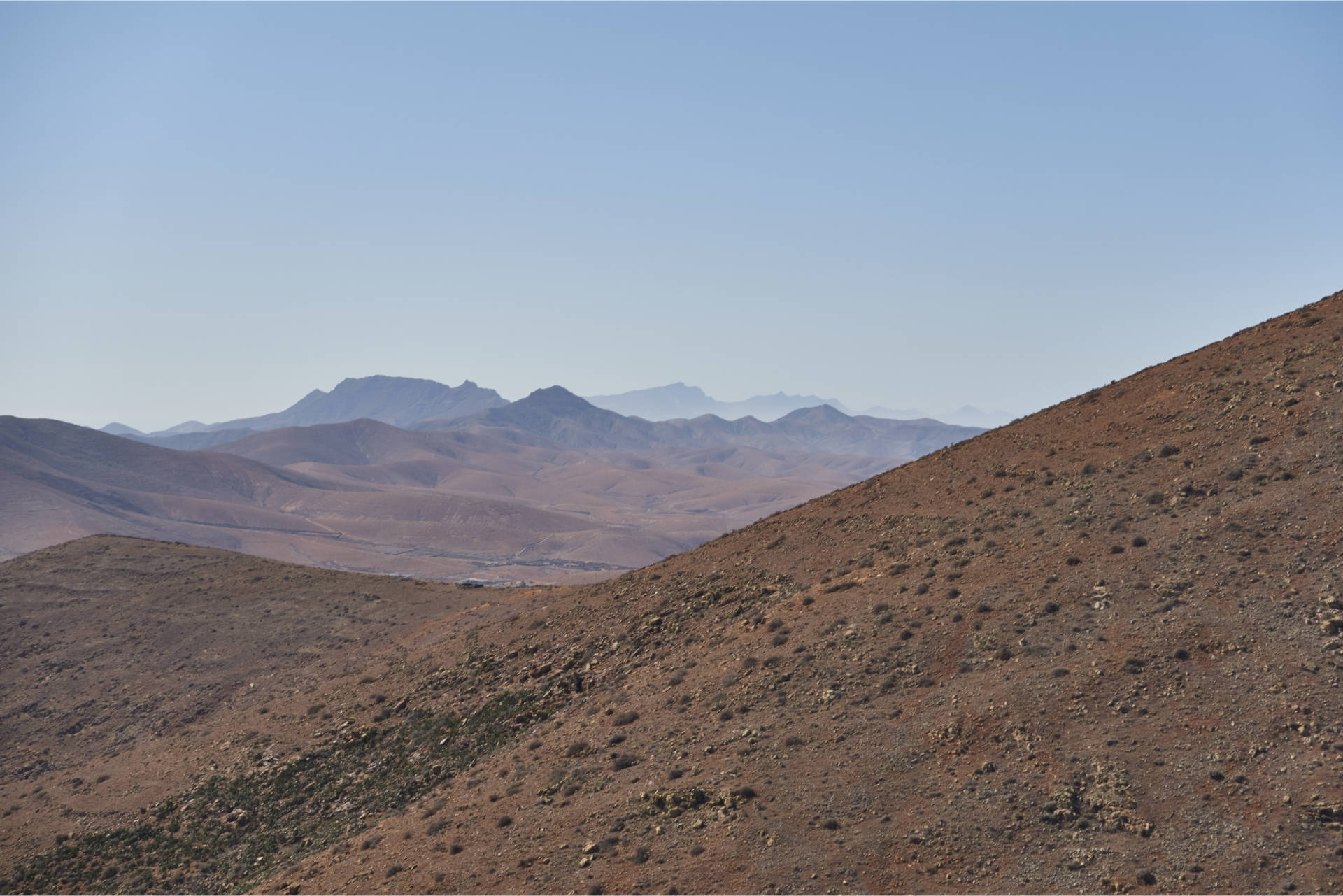 Weitblicke nach Süden: Links Montaña Cardón (694 m), in der Mitte Morro del Medio de la Caldera (562 m), weit in der Ferne Pico de la Zarza (817 m).