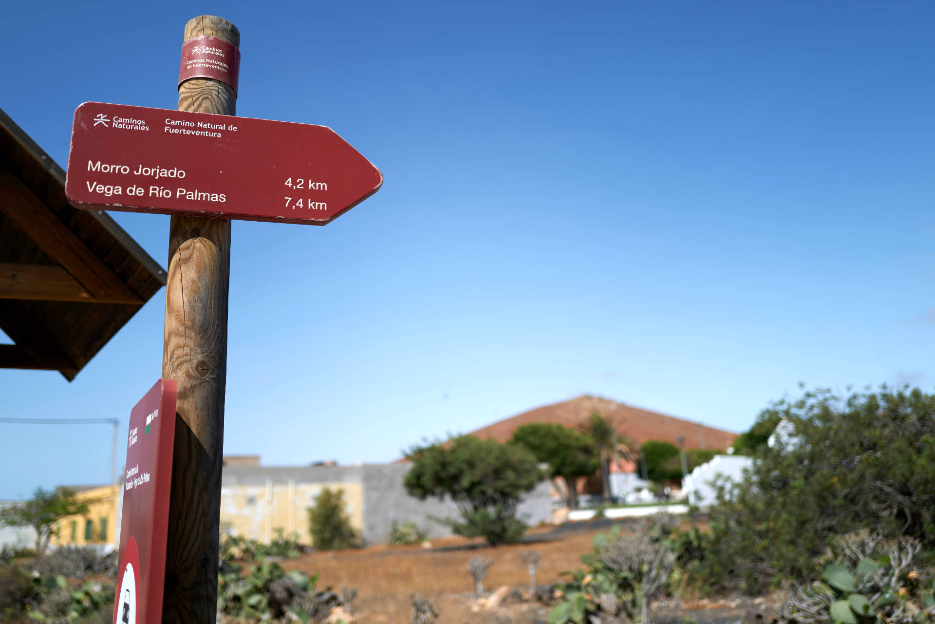 Wegweiser in Tiscamanita nach Vega de Río Palmas: Die Kilometerangaben wie so oft falsch, es sind exakt 8,4 Km von Ermita zu Ermita.