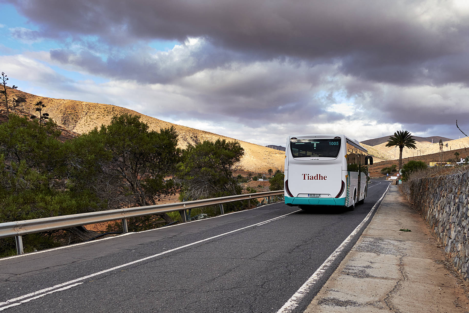 Der Bus der Linie 02 verlässt Vega de Río Palmas in Richtung Puerto del Rosario.