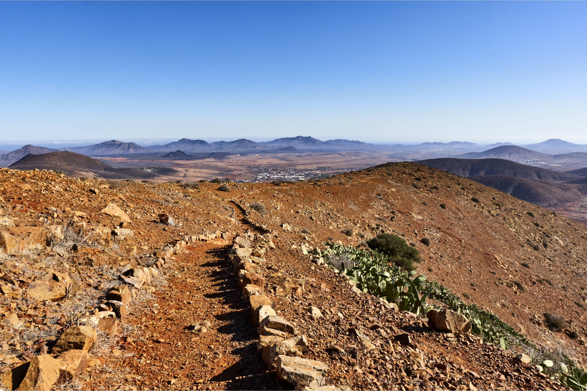 Aufstieg im späten Nachmittagslicht von Tiscamanita auf den Morro Jorjado (680 m).