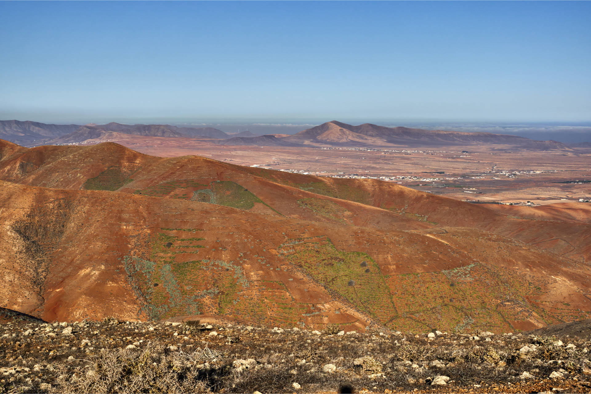 Blick vom Morro Jorjado (680 m) nach Nordosten – unten der Barranco Almácigos, in der Ferne Antigua, dann La Ampuyenta.