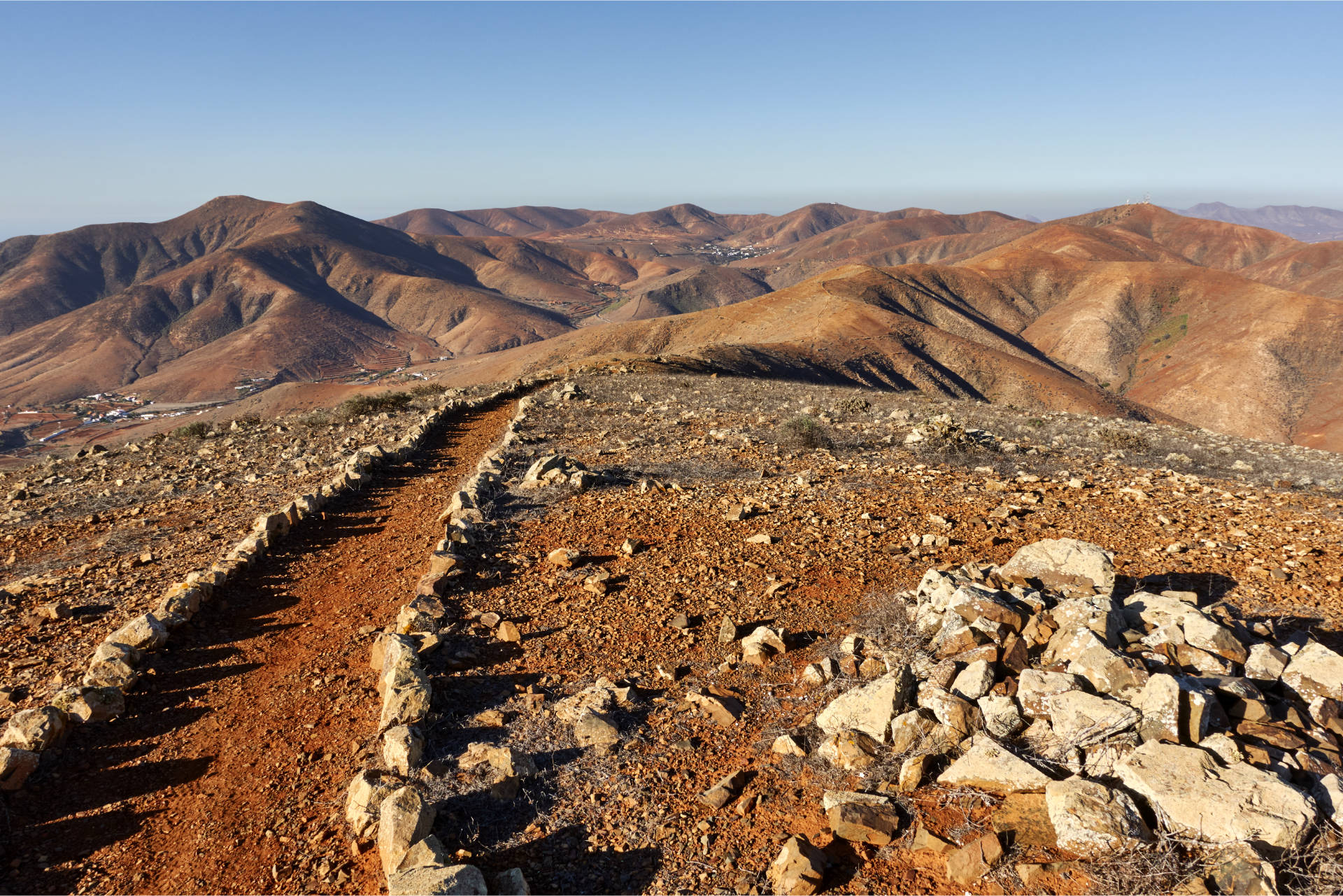 Rückweg am Höhenzug Cuchillo de la Erita, in der Ferne der Morro Janana (672 m).