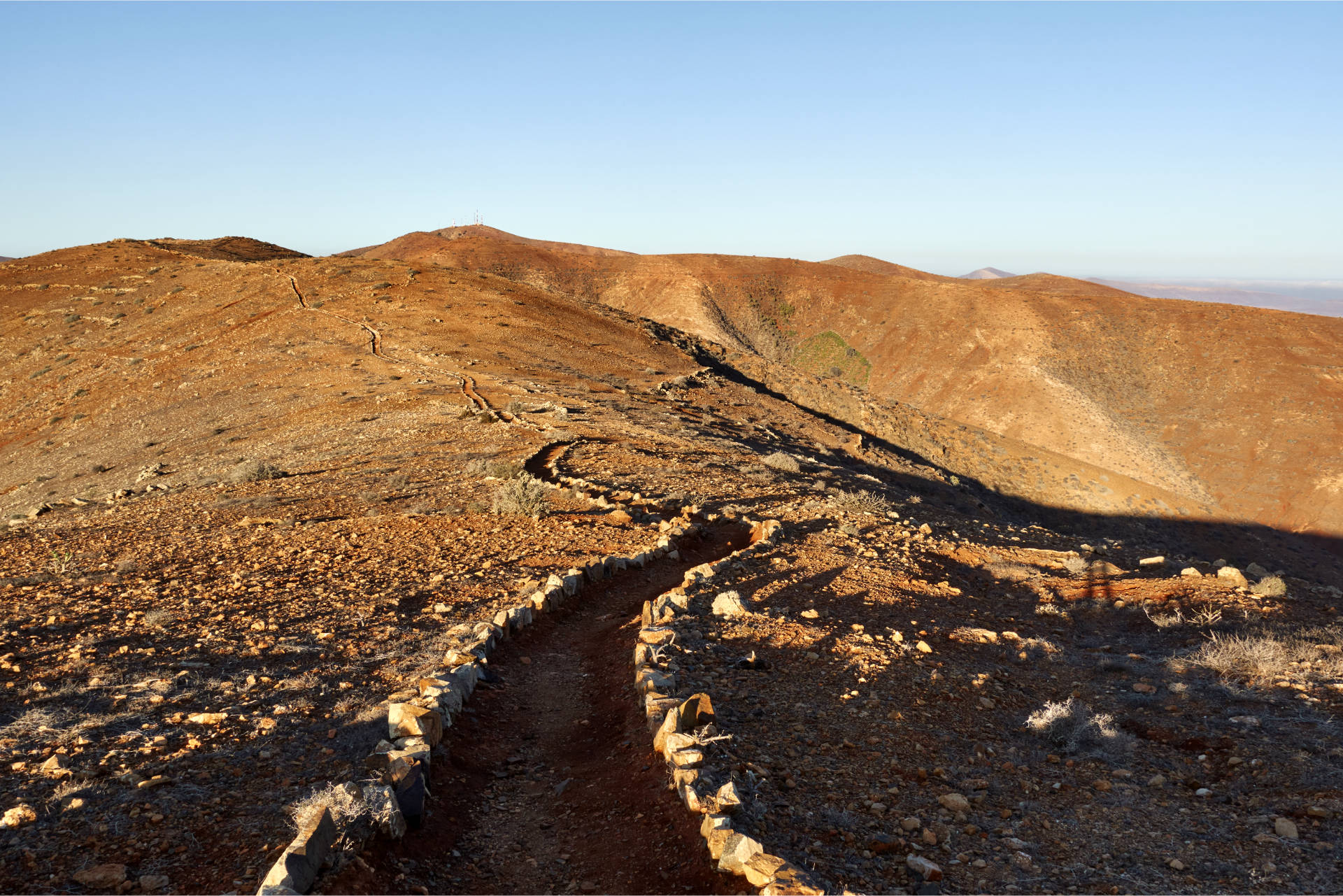 Rückweg am Höhenzug Cuchillo de la Erita, in der Ferne der Morro Janana (672 m).