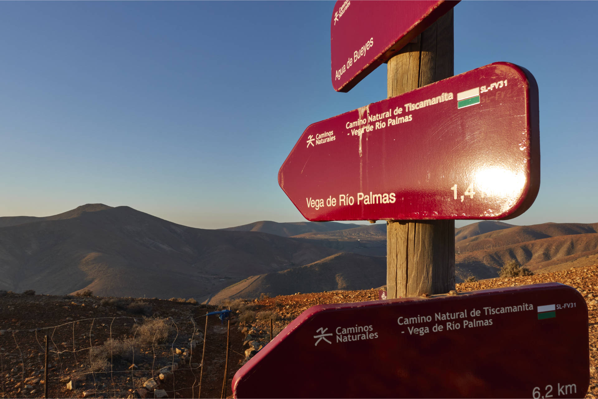 Wegkreuz mit Touralternativen am Morro Rincón del Atajo (569 m) – nach Aquas de Bueyes oder nicht angeschrieben über unmarkierten Pfad auf den Morro Janana (672 m).