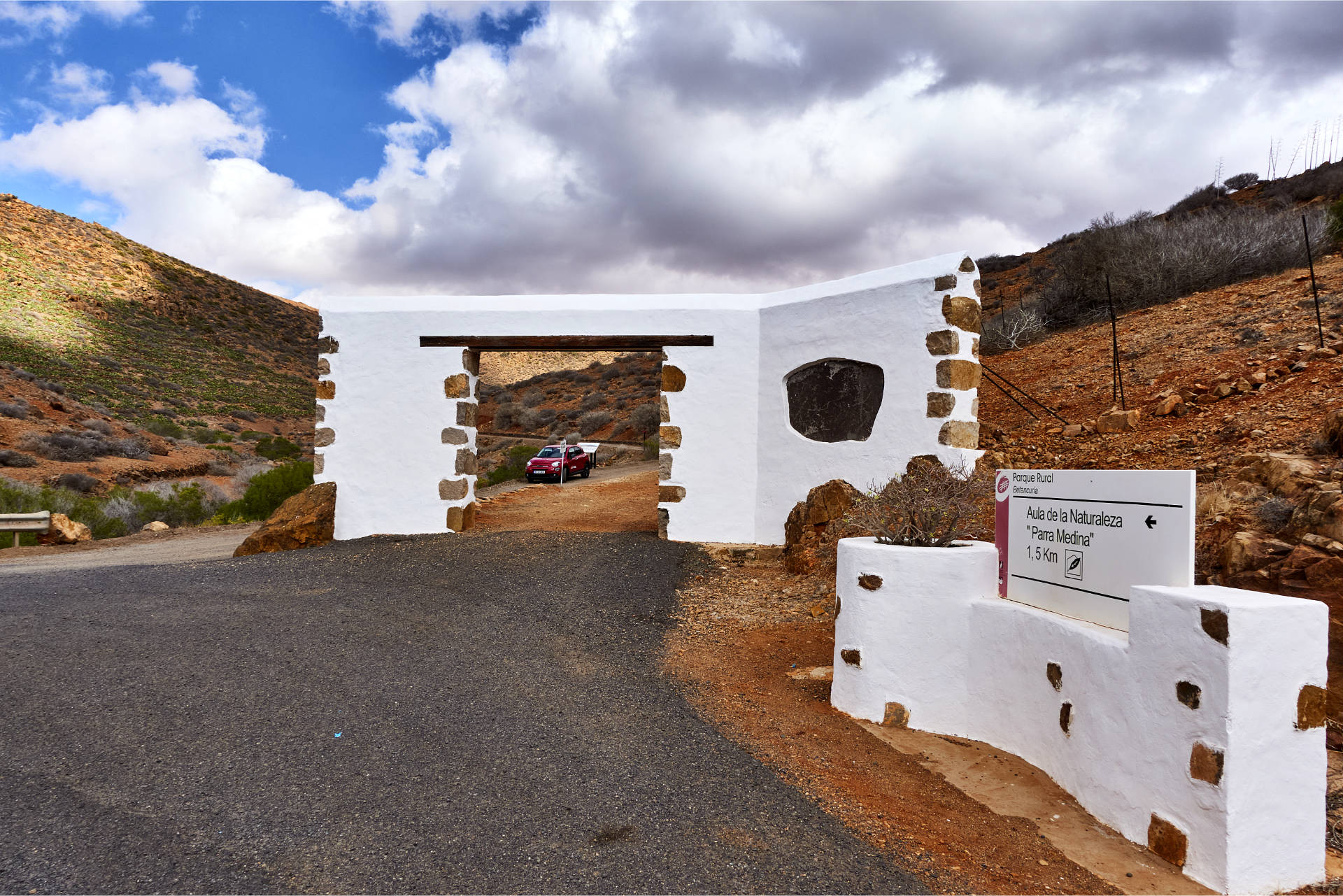Start am Barranco de Palomares und dem Zugang zum Parra Medina an der FV-30 auf 327 m.