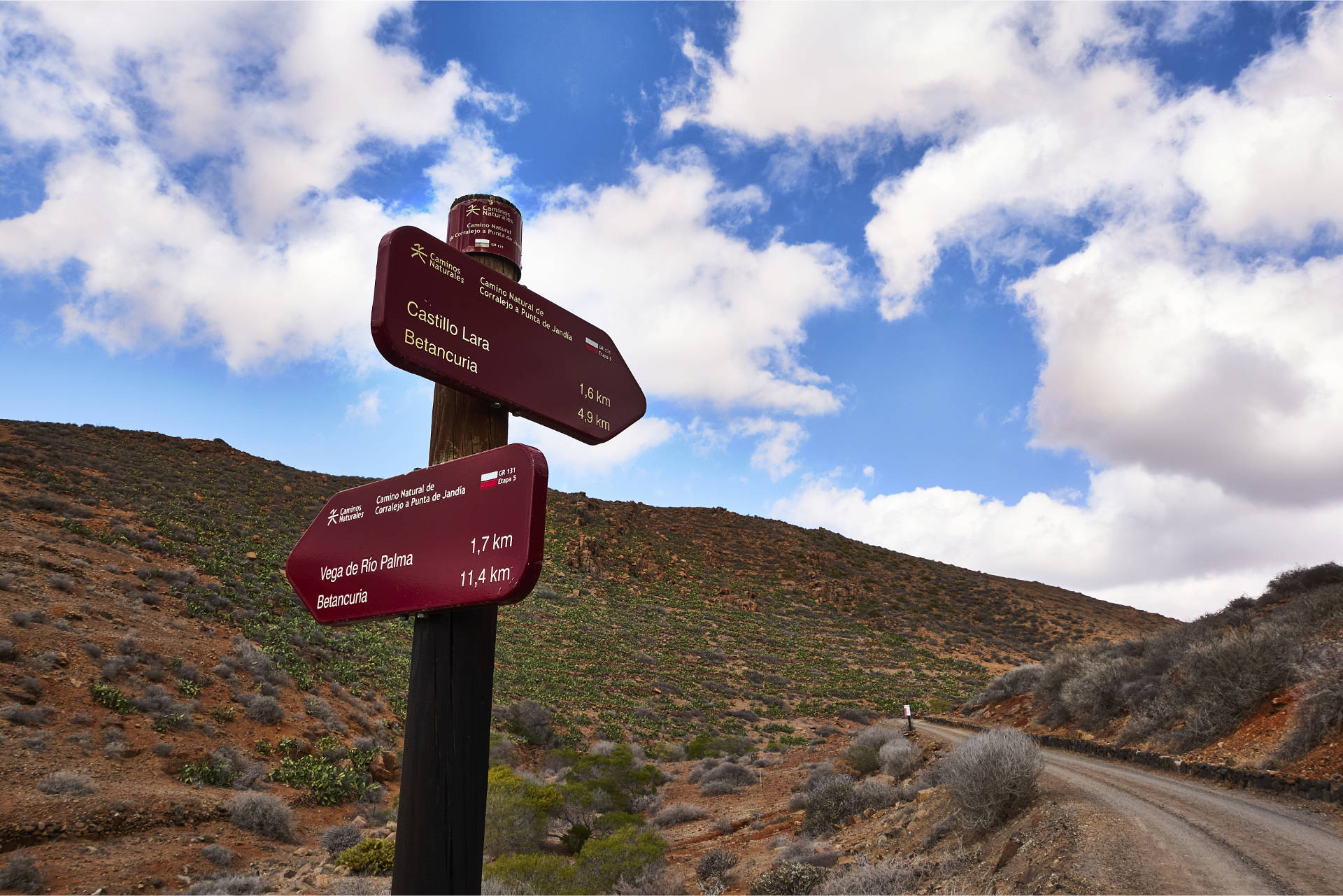 Start am Barranco de Palomares und dem Zugang zum Parra Medina an der FV-30 auf 327 m.