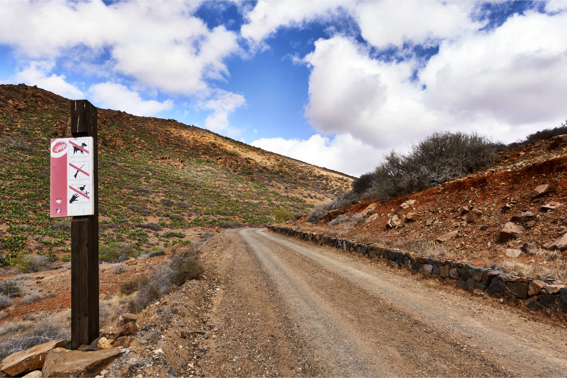 Start am Barranco de Palomares und dem Zugang zum Parra Medina an der FV-30 auf 327 m.