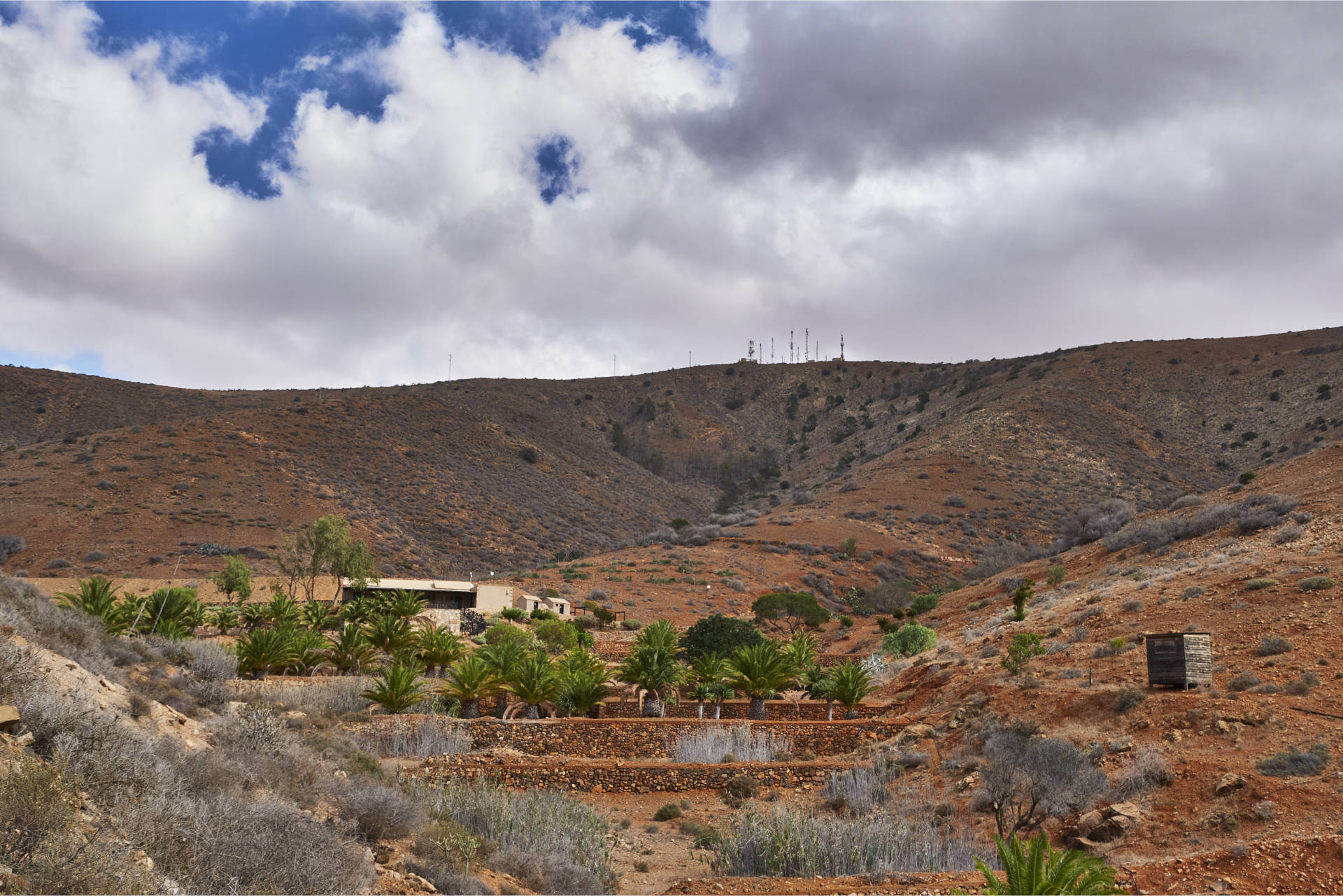 Die Aula de la Naturaleza de Parra Medina vom Barranco del Acebuche, dahinter das Valle del Coral unterhalb des Morro Janana o Janichón (672 m).