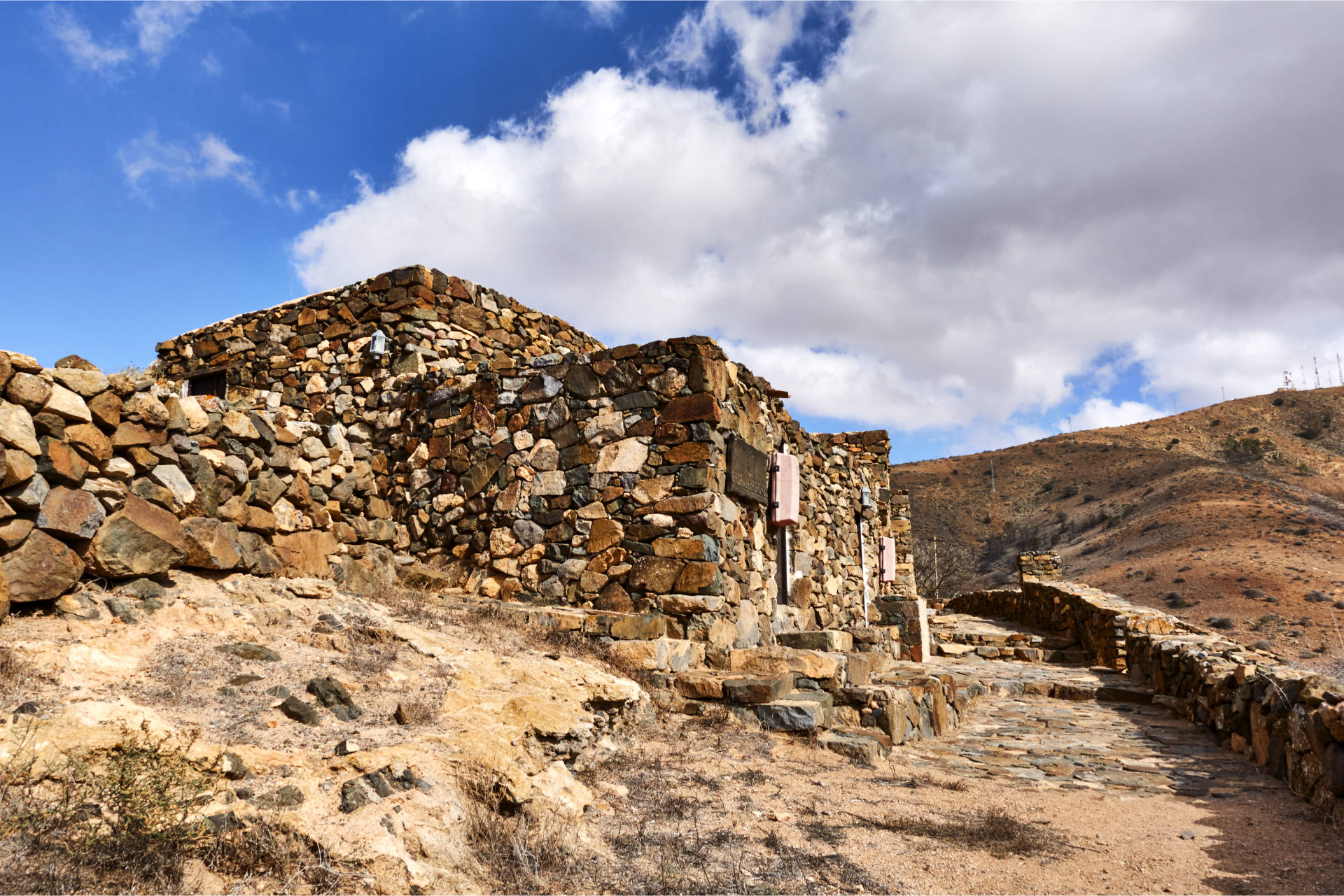 Die Casas de los Padrones (448 m) über dem Barranco del Acebuche.