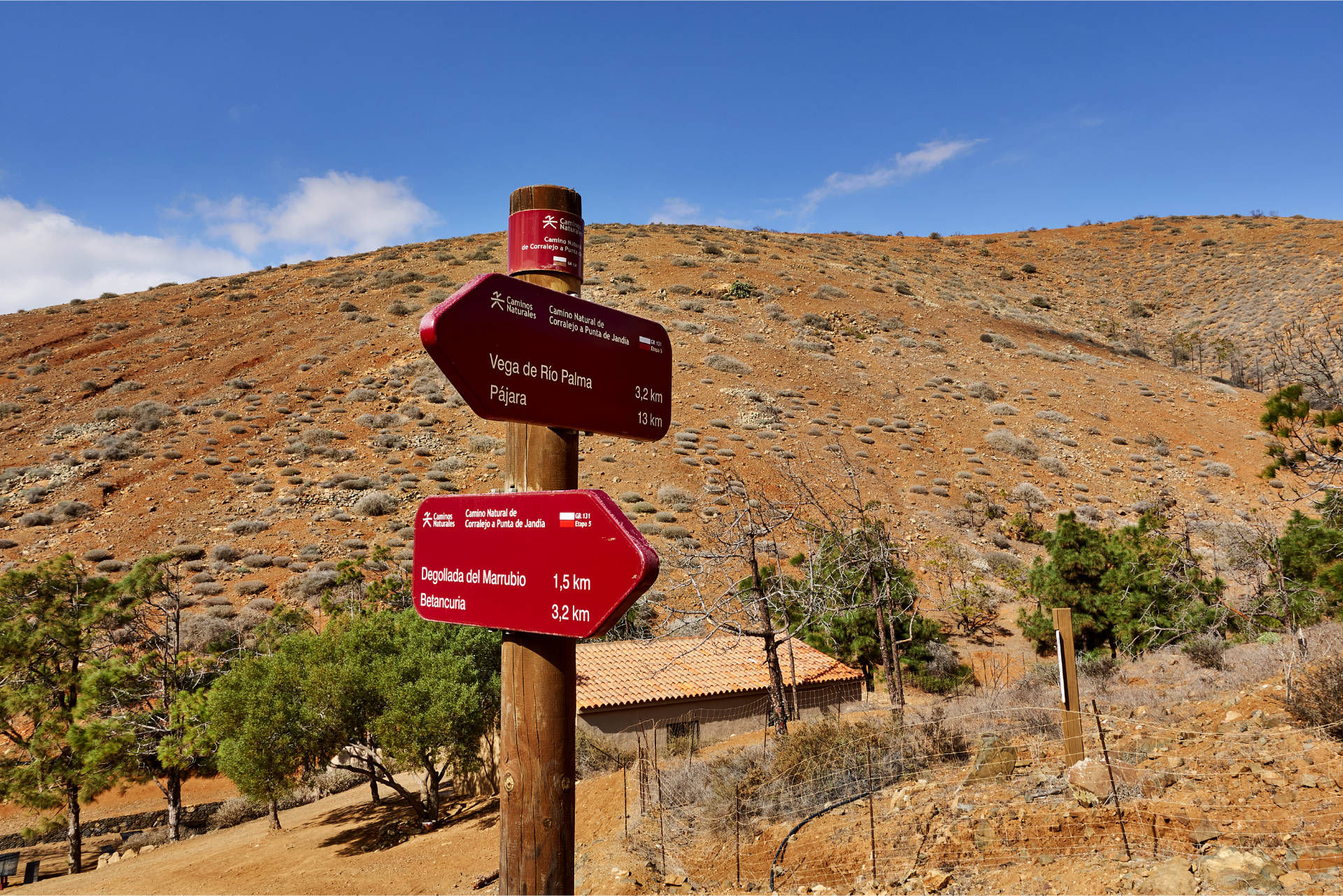 Wegweiser am Parque Rural Castillo de Lara (455 m) hinauf zum Degollada de los Pasos (569 m), dahinter der Lomo de la Pileta.