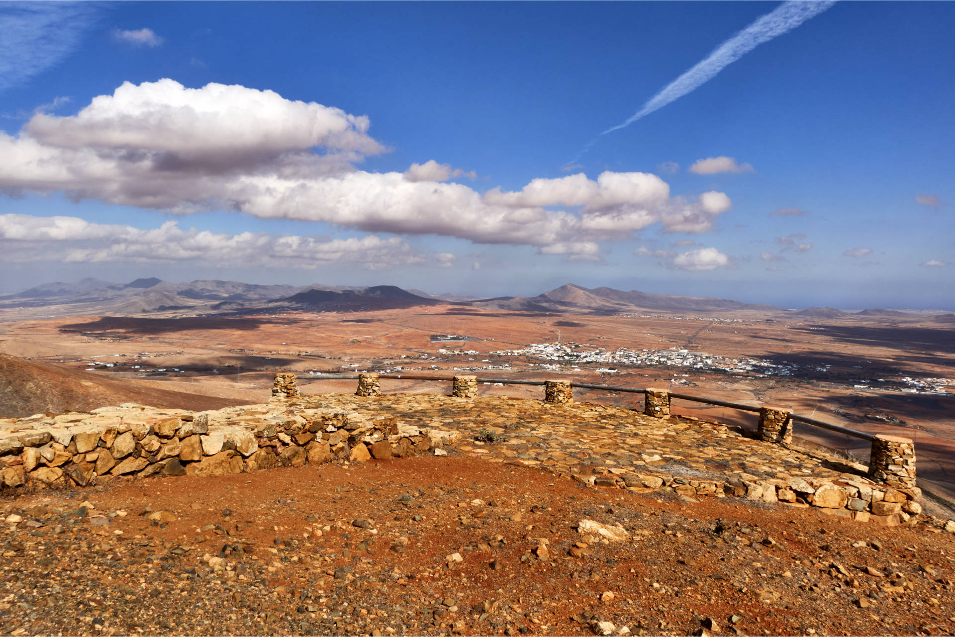 Ausblick von der Aussichtsterrasse (626 m) unterhalb des Morro Janana o Janichón (672 m) auf Antigua.