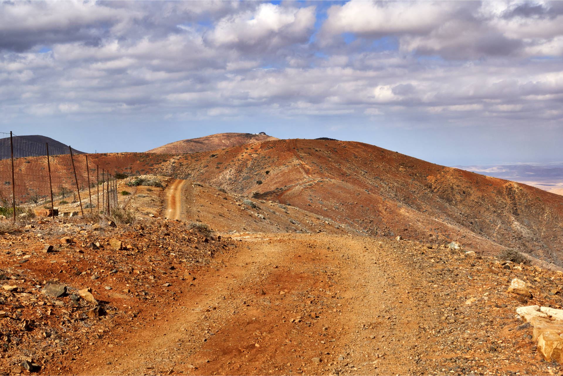 Blick zurück auf den Degollada de los Pasos (569 m), in der Ferne der Morro de Veloso o del Convento (677 m).