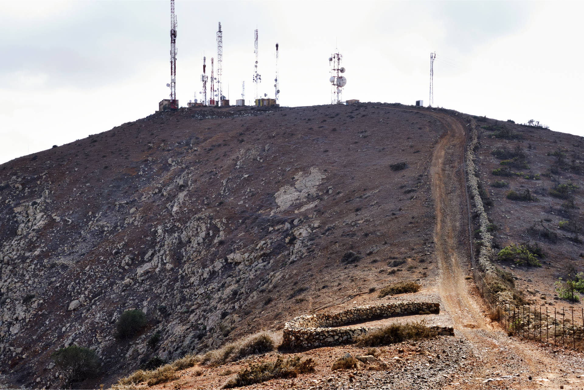 Blick zurück auf den Degollada de los Pasos (569 m), in der Ferne der Morro de Veloso o del Convento (677 m).