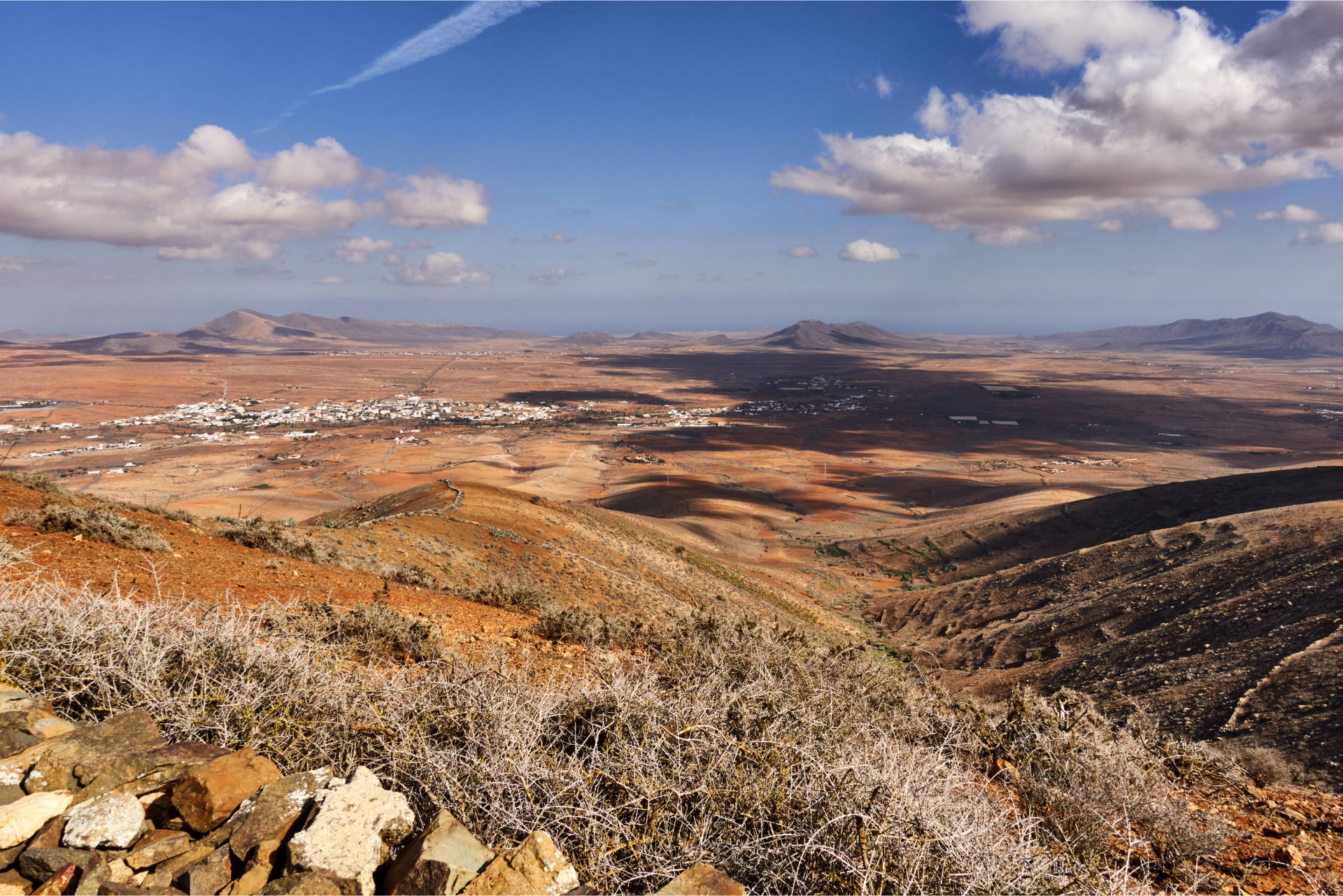 Ausblick von der 2. Aussichtsterrasse unterhalb des Morro Janana o Janichón (672 m) auf Antigua.