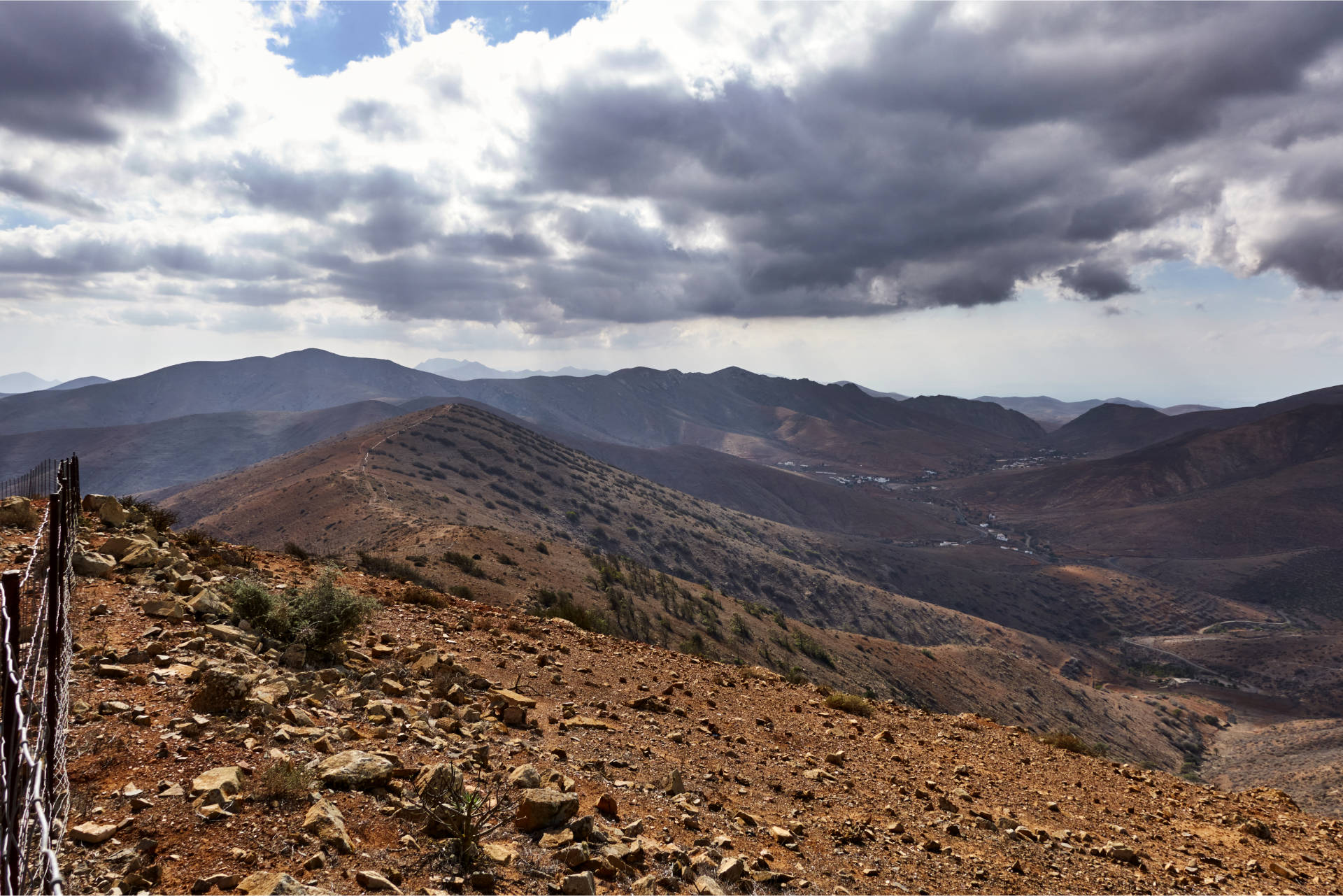 Blick vom Morro Janana o Janichón (672 m) auf den Morro de Tabagoste (625 m), unterhalb die Aula de la Naturaleza de Parra Medina, in der Ferne Vega de Río Palmas. 