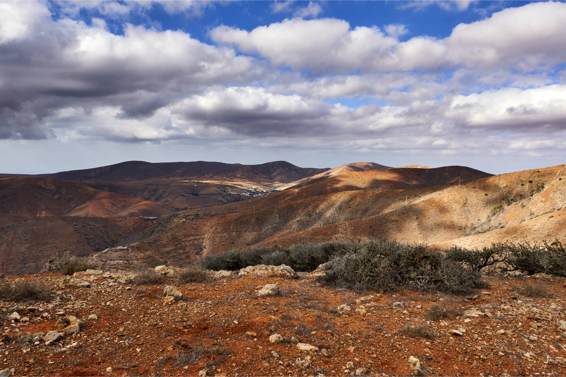 Blick vom Morro de Tabagoste (625 m) über den Barranco del Acebuche und die Aula de la Naturaleza de Parra Medina auf Betancuria und den Morro de Veloso o del Convento (677 m).