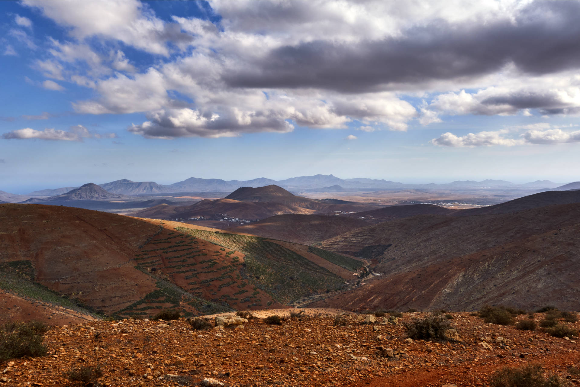 Blick über den Barranco del Garabato und Barranco de los Almácigos auf Agua de Bueyes und den Caldera de Gairía (464 m).