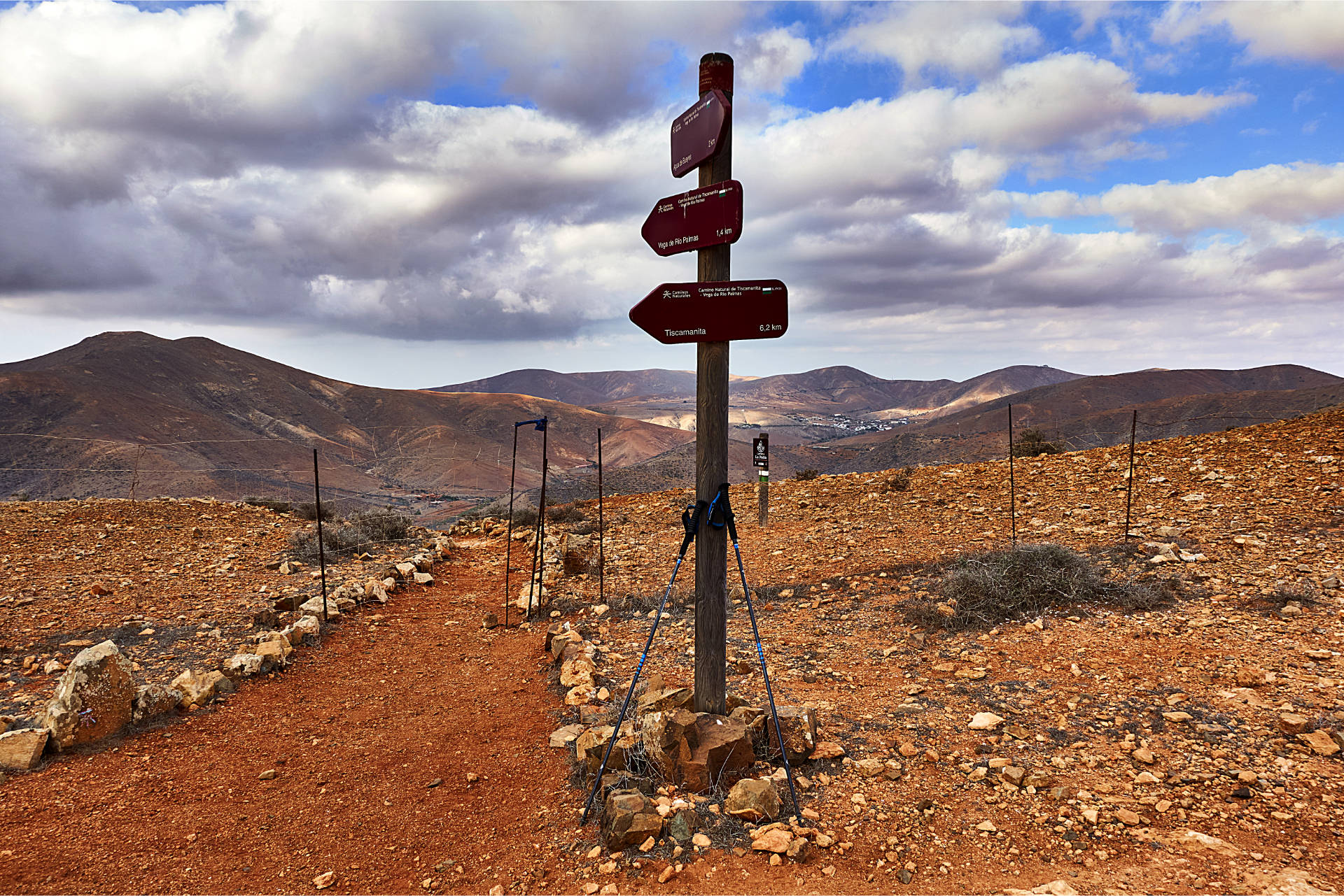 Am Morro Rincón del Atajo (569 m) der Wanderweg hinunter nach Vega de Río Palmas.