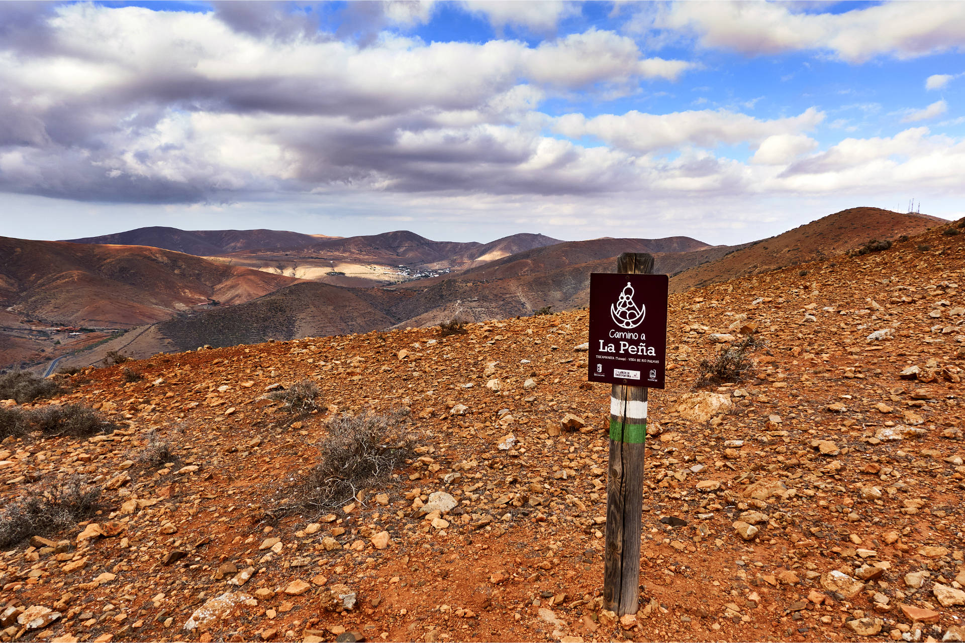 Über den Morro Rincón del Atajo (569 m) führt auch eine Variante des Camino a La Peña.