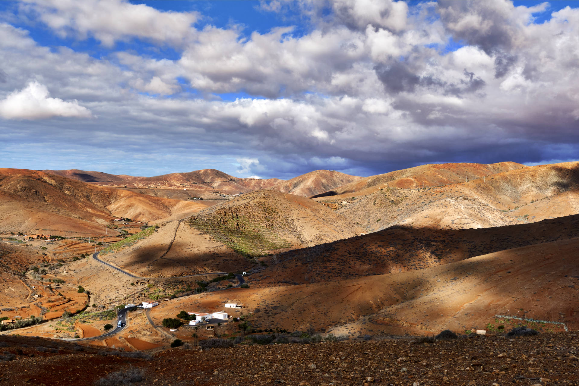 Abstieg vom Morro Rincón del Atajo (569 m) nach Vega de Río Palmas – Blick auf den Morro Velosa (677 m) und das Parra Medina.