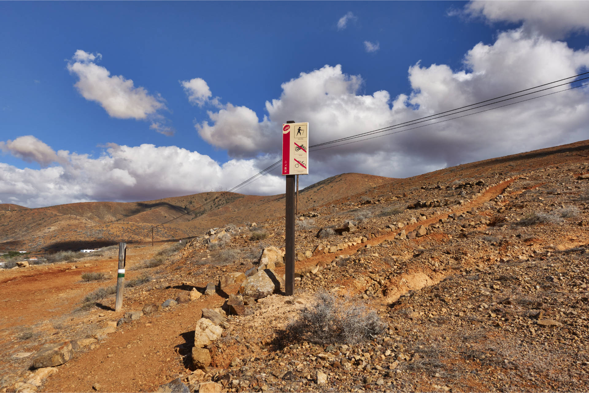 Der Camino Natural de Fuerteventura endet kurz oberhalb der FV-30 und wenige hundert Meter vor Vega de Río Palmas.