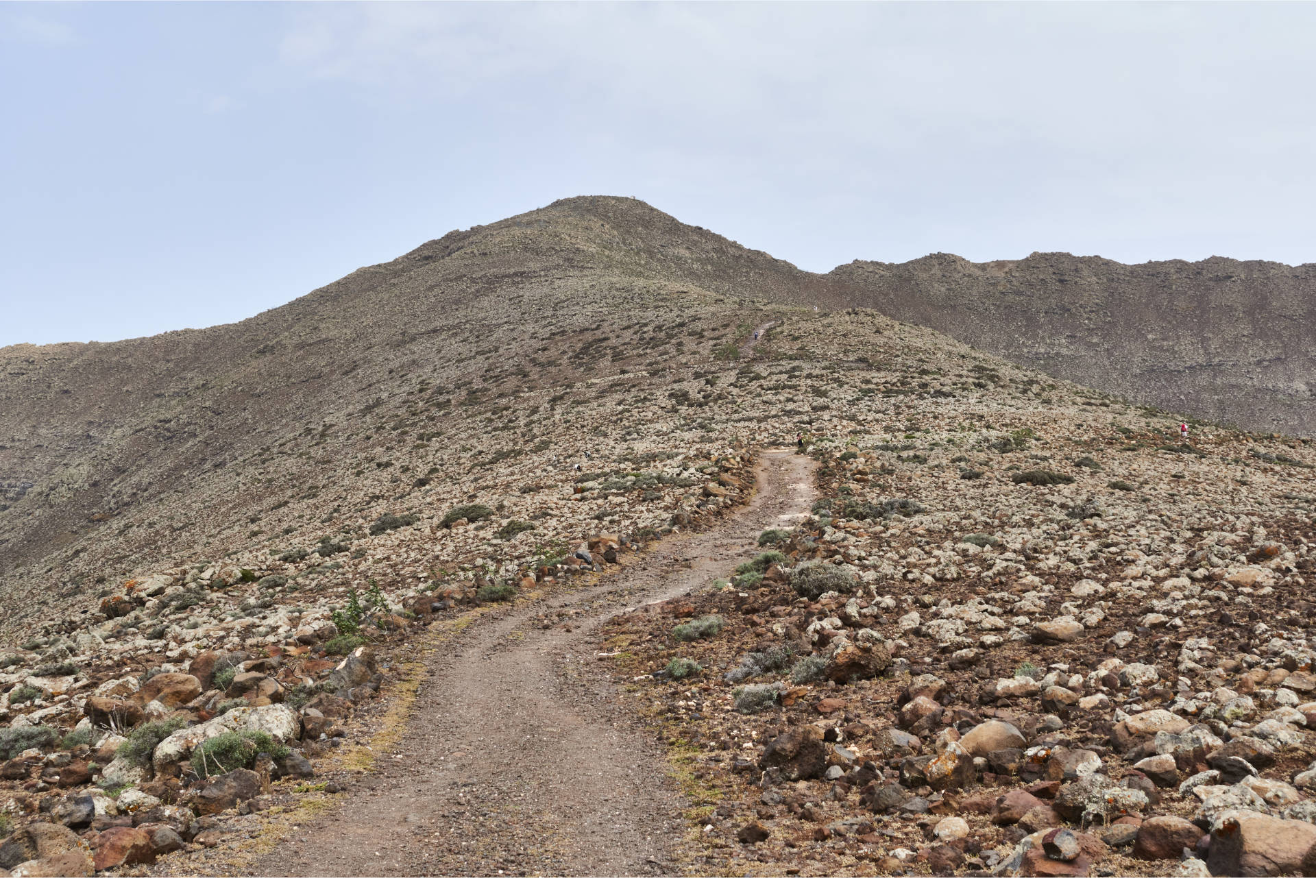 Der Jeepweg wird schlechter und steiler, endet an einem Wegweiser auf 607m, ein guter Wanderweg leitet zum Pico de la Zarza.