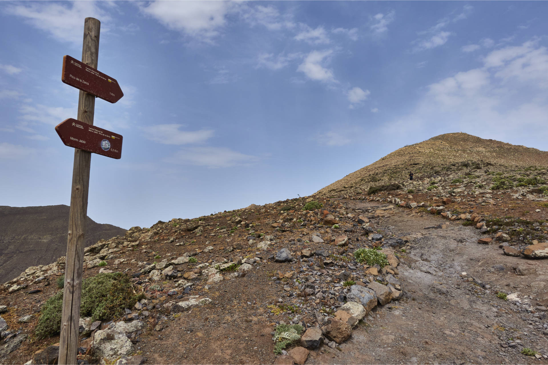 Der Jeepweg wird schlechter und steiler, endet an einem Wegweiser auf 607m, ein guter Wanderweg leitet zum Pico de la Zarza.