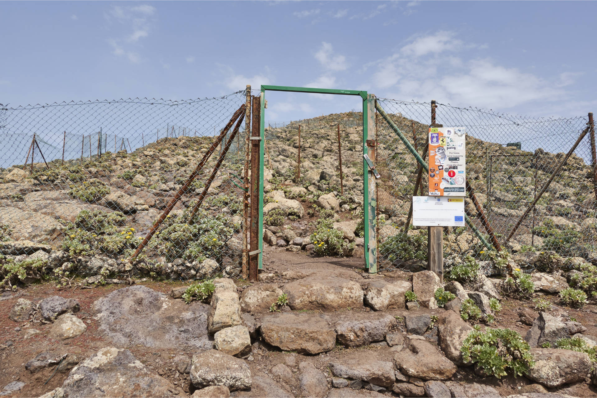 Das botanische Schutzgebiet beginnt 100m unterhalb des Gipfels des Pico de la Zarza.