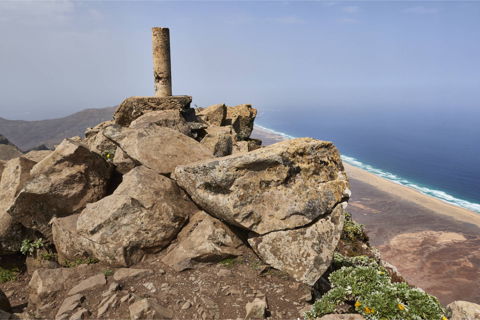 Der Gipfel des Pico de la Zarza Jandía Fuerteventura, darunter die Strände von Cofete.