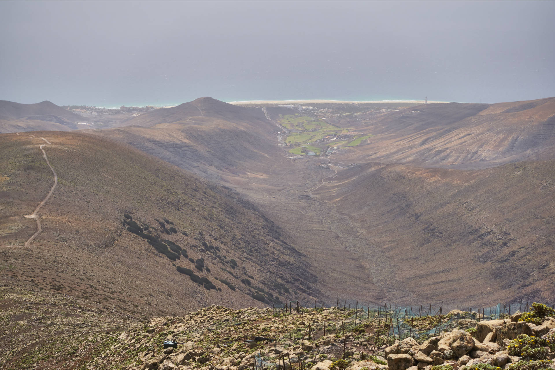 Retrospektive: Der Aufstieg zum Pico de la Zarza im Hintergrund Morro Jable und der Playa del Matorral.