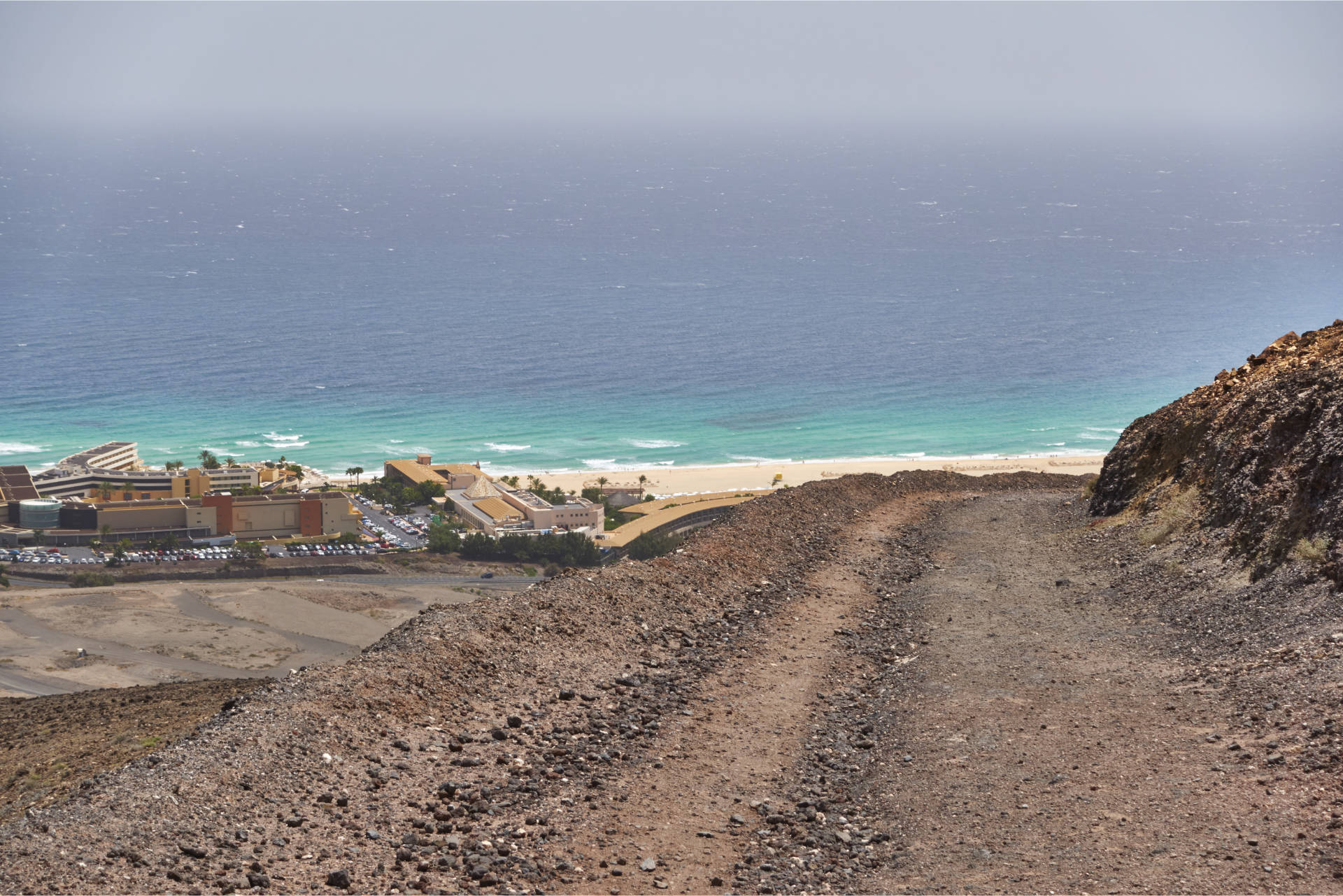 Abstieg vom Pico de la Zarza: Blick auf Morro Jable und den Playa del Matorral.