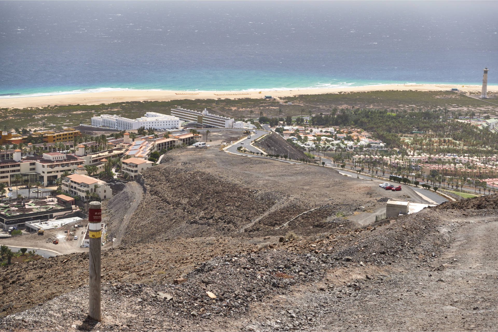 Abstieg vom Pico de la Zarza: Blick auf Morro Jable und den Playa del Matorral.