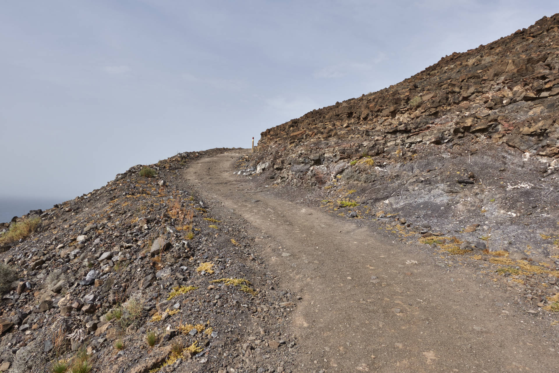 Der Weg auf den Pico de la Zarza beginnt mit einem steilen Jeepweg hinauf zu einem Scheitelpunkt.