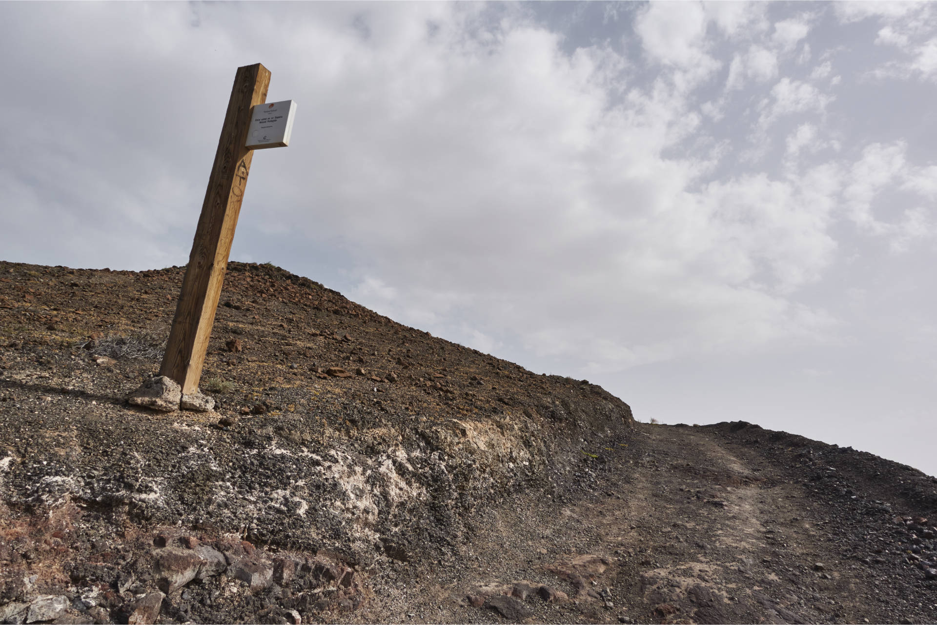 Der Weg auf den Pico de la Zarza beginnt mit einem steilen Jeepweg hinauf zu einem Scheitelpunkt.