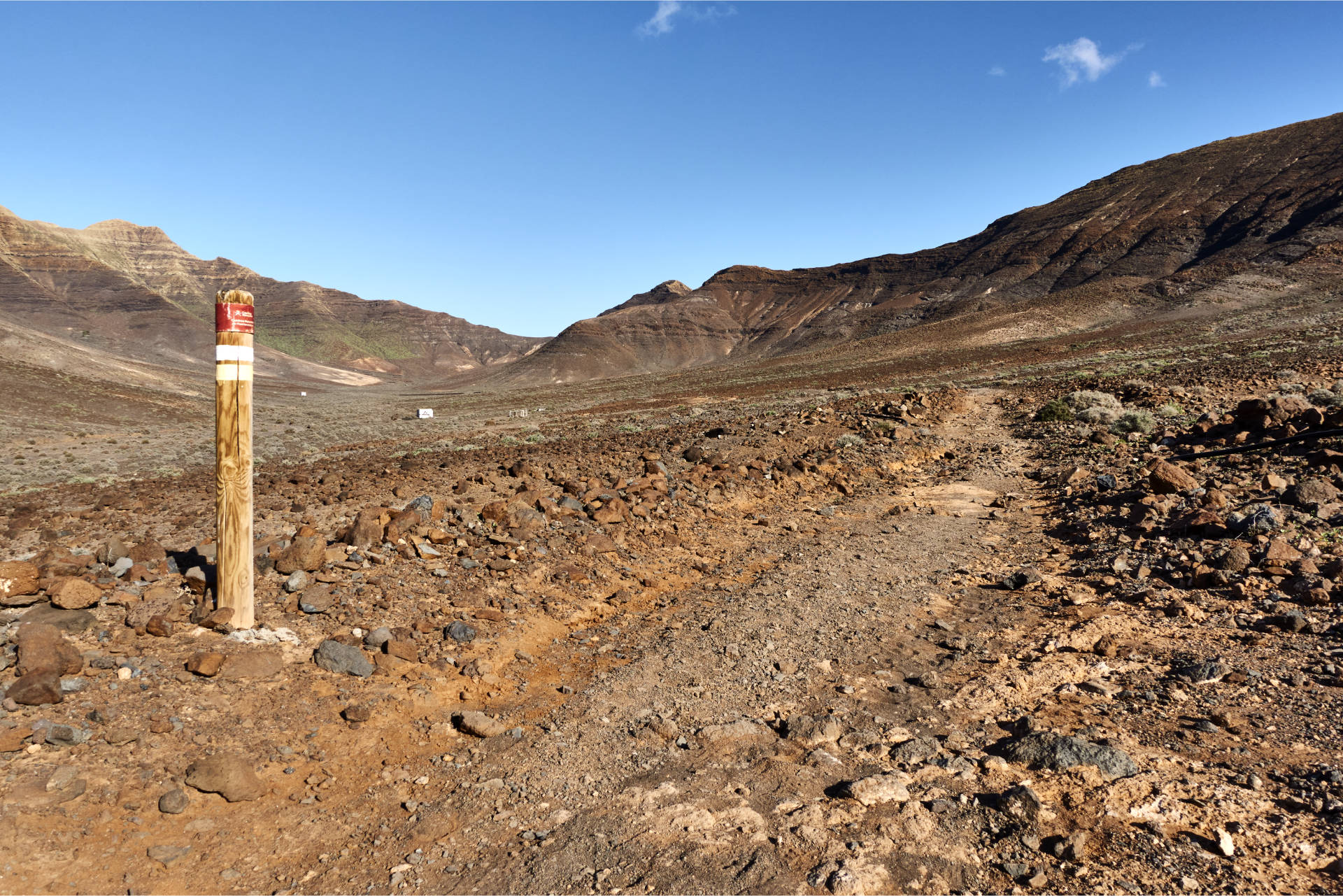 Wanderung Gran Valle - Cofete: Der Wanderweg hinein ins Gran Valle weiss-gelb markiert.